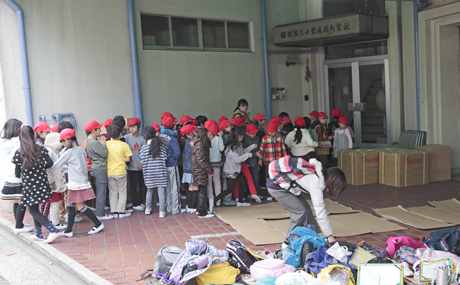 工場前での説明風景