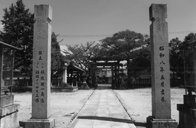 現在も建つ、稲坂理一商店が昭和8年に稲荷大明神に奉納した稲坂メリヤス工場の石碑（兵庫県加東市）