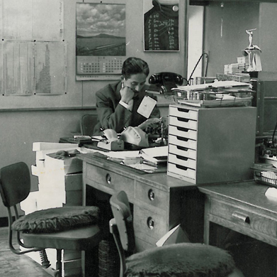 経営戦略を練る初代社長（稲坂正士）